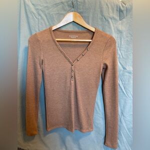 AMERICAN EAGLE HENLEY LONG SLEEVE